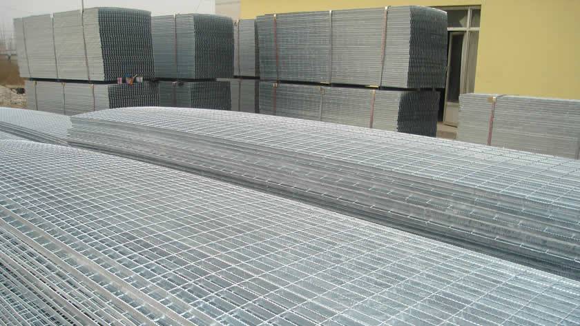 The steel grating panels are put on the floor by layers.