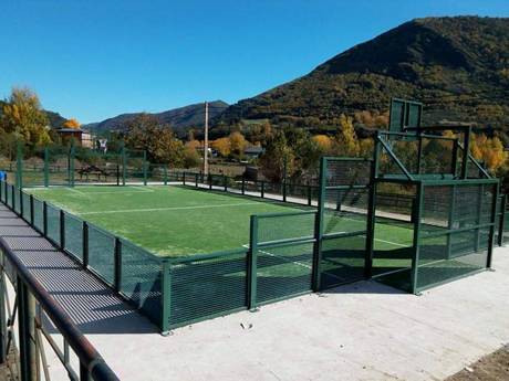 Green coating steel grating fence around the basketball field.