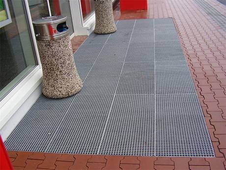 A large area of steel grating mats laid on the outdoor floor.