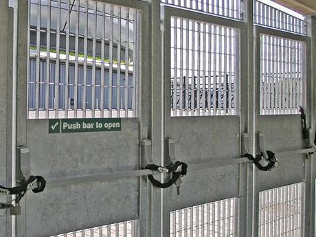 The upper and lower parts are the steel grating, the middle is the panel.