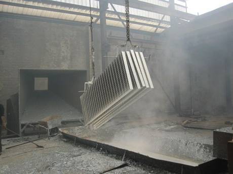 Several pieces of steel gratings are surface treated in the workshop.