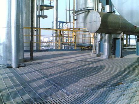 Tank platform steel grating is used as stairs in the chemical plant.